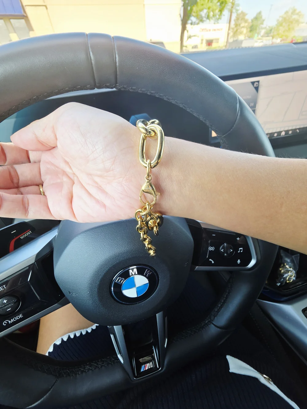 Gold Chunky Link Bracelet - Classic Women's Accessory